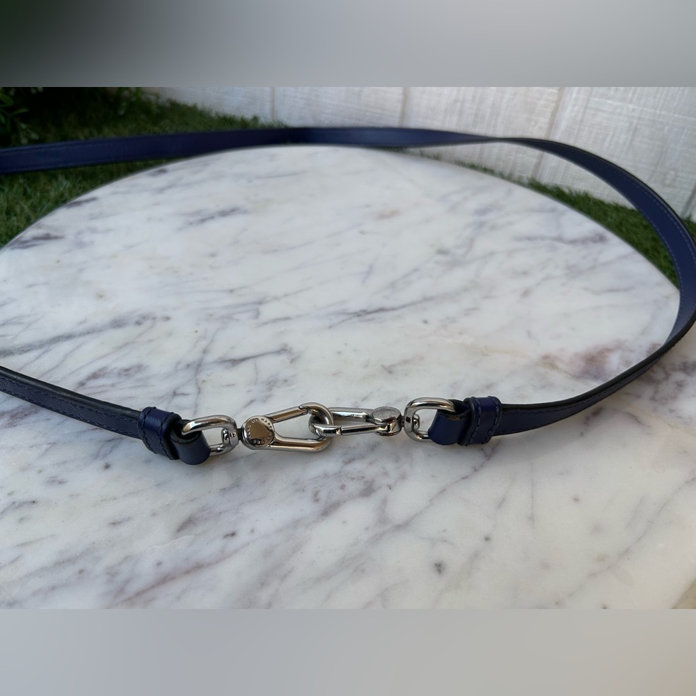 MARC Jacobs silver hardware
Blue navy leather strap /New